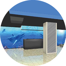 窓が多く開放的なジムエリア